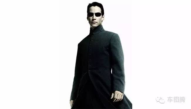 方向盘原本是直的,后来某天它被掰弯了...