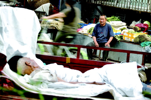 白天拉父卖菜,晚上也守在床边