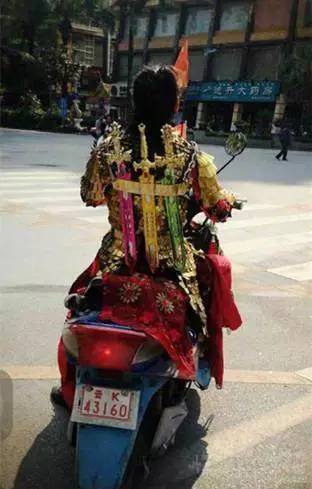 给跪了!这就是“碰瓷”终结者!