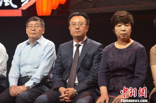 《人说山西好风光》节目中，山西11个地市的市委书记、市长或副市长第一次集体出镜，推介旅游。图为17日该节目颁奖晚会现场，左起为阳泉市副市长任衍钢、临汾市副市长王振宇和运城市副市长陈竹琴。 李娜 摄