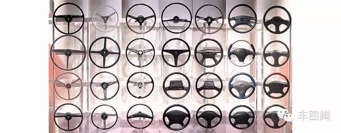 方向盘原本是直的,后来某天它被掰弯了...