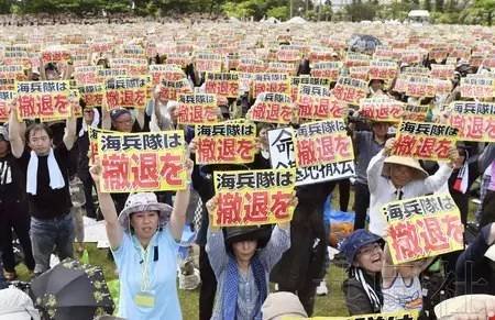 日本民众高举“撤走海军陆战队”的标语。