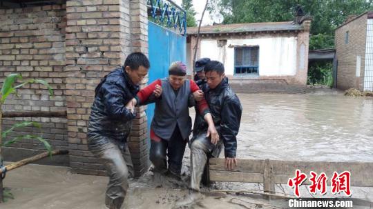 新疆伊犁州持续降雨引发洪水泥石流 近3万人受灾
