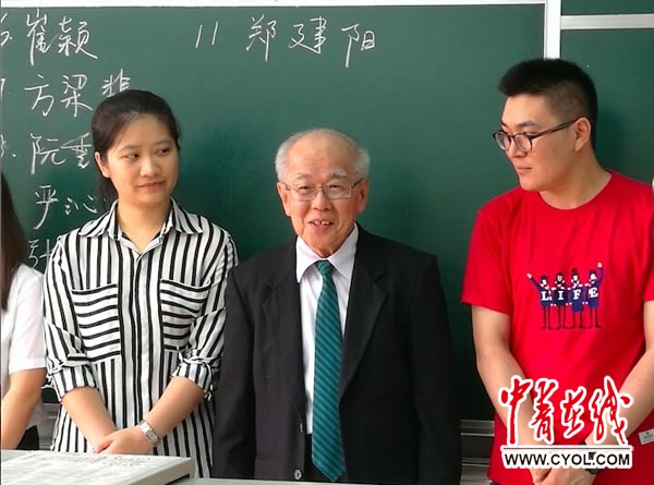 81岁马来西亚华裔留学生十年写就16万字硕士