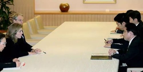 日本外相岸田文雄(右)19日见美国驻日大使卡罗琳·肯尼迪(左2)，向美方提出抗议。