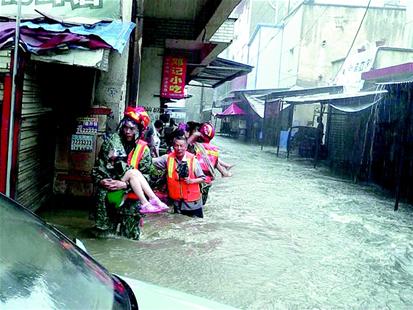 图文：紧急行动起来抗御暴雨洪水