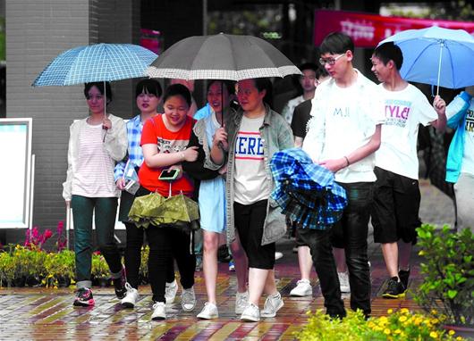 图文:六万学子今日中考遇大雨可提前进场|考点