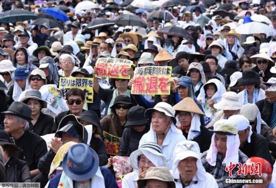 　　资料图：此前，冲绳县集会民众通过决议，要求日本和美国政府向受害者家属及全体冲绳县民道歉、彻底关闭美军普天间基地而不是在冲绳异地重建、彻底修改《日美地位协定》。