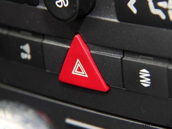 百分之99的司机不知道,暴雨天不能开双闪