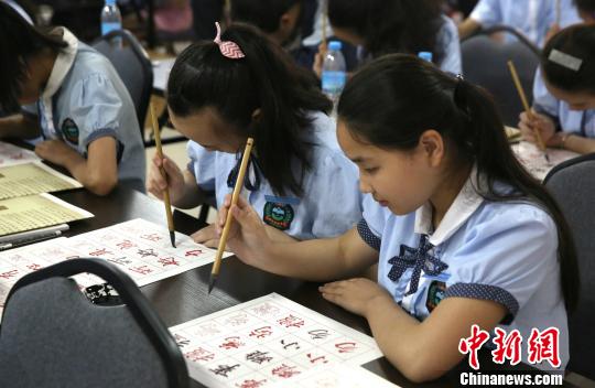 感受国学魅力 浙江瑞安中小学生吟诵描红《弟