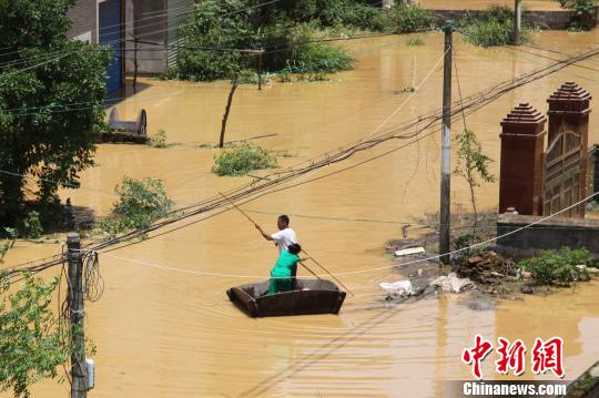 中新网记者在建阳村看到，数十栋楼房的一楼已基本被淹没，村中道路已成汪洋一片，浮着泡沫、木块等漂浮物。 王剑 摄