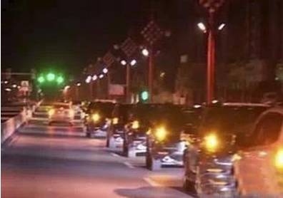 百分之99的司机不知道,暴雨天不能开双闪