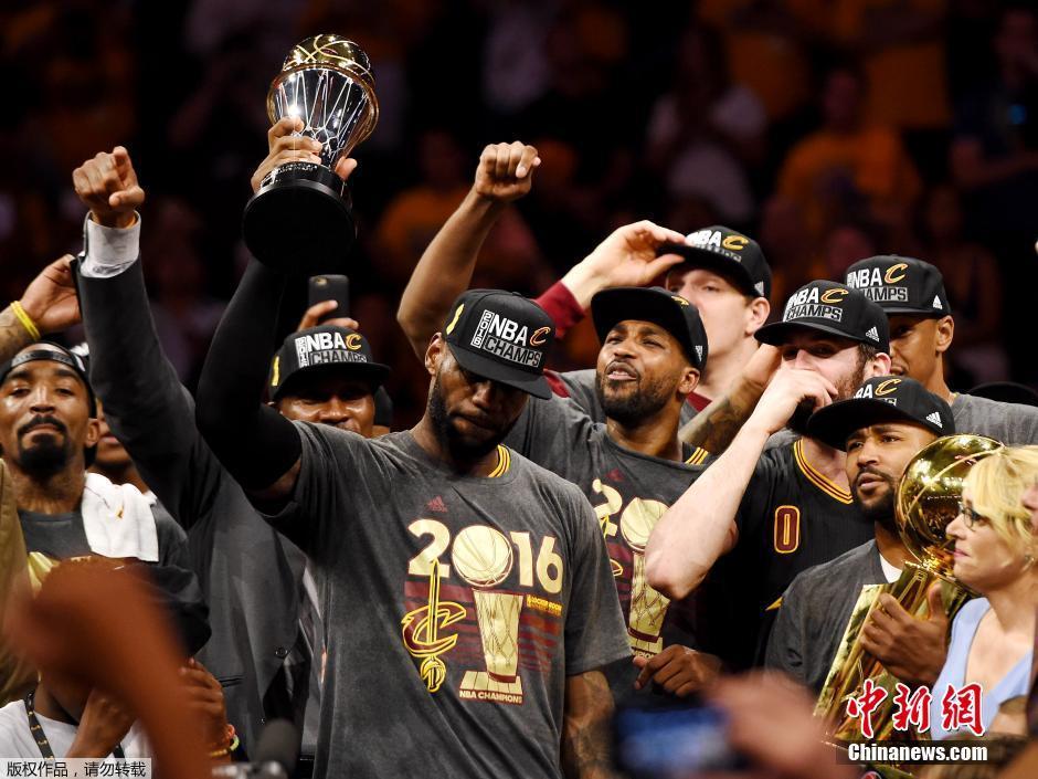 NBA总决赛骑士夺队史首冠 詹姆斯微笑举起奖