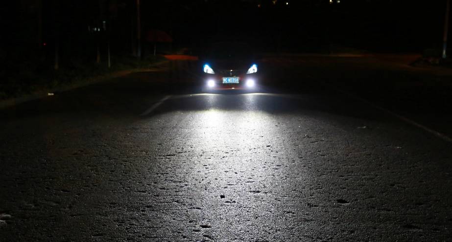 百分之99的司机不知道,暴雨天不能开双闪