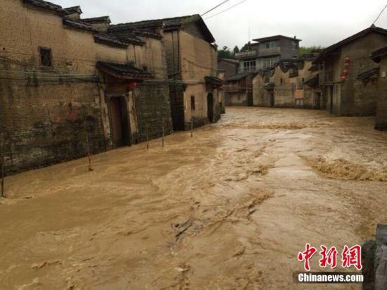 资料图 连续暴雨致水淹福建千年古村落。 杨原 摄