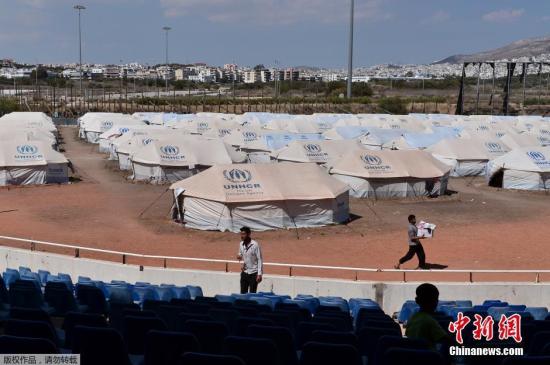 当地时间2016年5月10日，希腊雅典，超过3500名难民在前奥林匹克曲棍球中心避难，这些难民主要来自阿富汗。