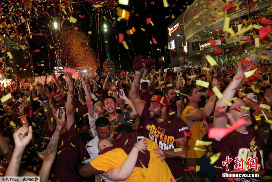 NBA总决赛骑士夺队史首冠 詹姆斯微笑举起奖