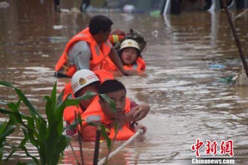 资料图：6月20日，贵州省黔西南州暴雨成灾。图为消防员抗洪救人。 黔西南消防 摄