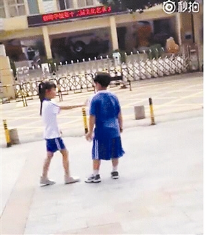 00后当街闹分手