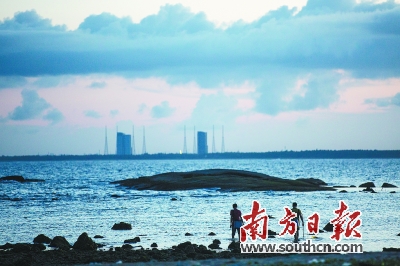 21日傍晚，从石头公园景区远眺，可以看到远处的火箭发射架。南方日报记者 张由琼 摄