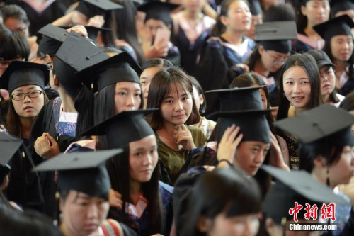 资料图：6月16日，湖南女子学院为2016届毕业生举办了隆重的毕业典礼，欢送数千余名女毕业生奔赴五湖四海。毕业典礼上除了精彩的演讲，众多“高颜值”女毕业生也十分抢眼。 杨华峰 摄