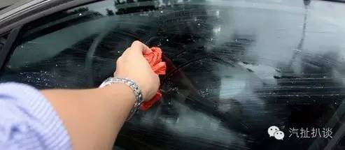 雨天后视镜看不清?半块肥皂就能搞定!