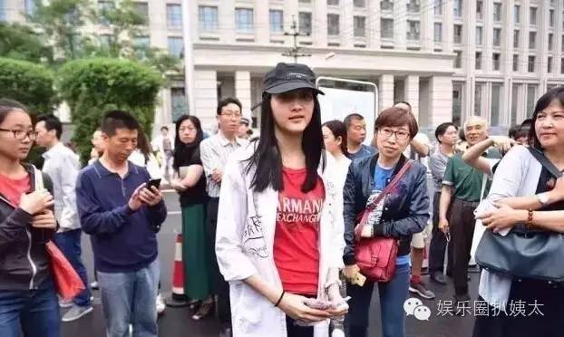 关晓彤高考分数超本科线206分！颜美腿长还是学霸，国民闺女要上天啊！