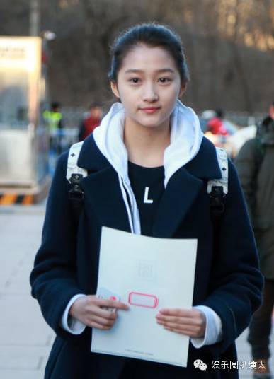 关晓彤高考分数超本科线206分！颜美腿长还是学霸，国民闺女要上天啊！