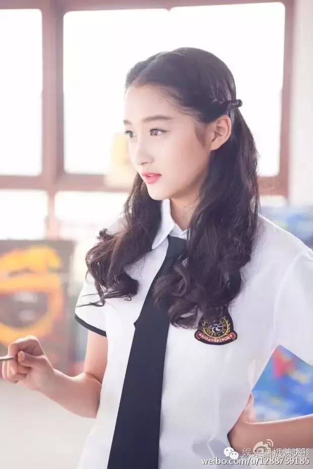 关晓彤高考分数超本科线206分！颜美腿长还是学霸，国民闺女要上天啊！