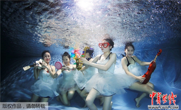 福建师大协和学院学生拍摄水下毕业照|毕业照