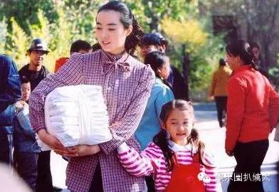 关晓彤高考分数超本科线206分！颜美腿长还是学霸，国民闺女要上天啊！