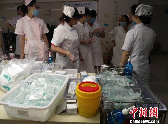 阜宁人民医院内,医护人员依然在忙碌 谷华 摄