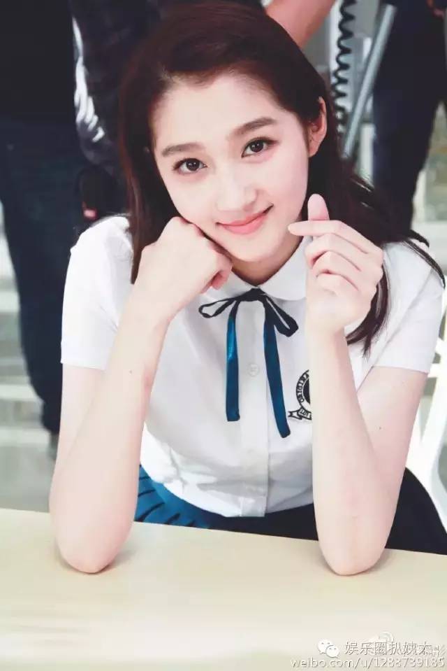 关晓彤高考分数超本科线206分！颜美腿长还是学霸，国民闺女要上天啊！
