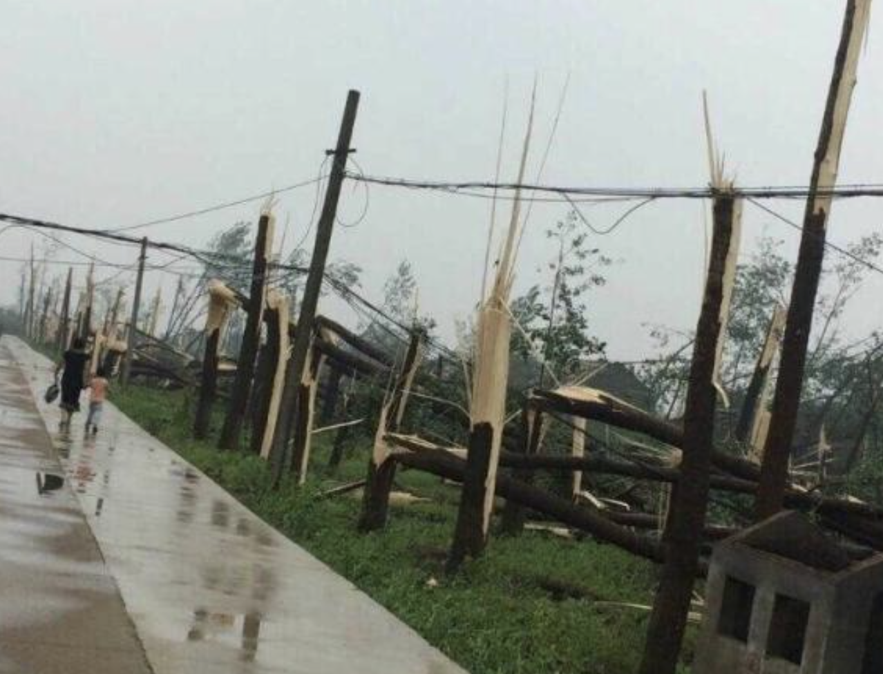徐州遭龙卷风袭击致十几人受伤，具体受灾情况还在清点中_凤凰网