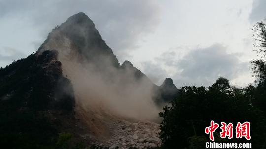 6月23日傍晚，开通救援通道爆破现场。 陶彩忠 摄