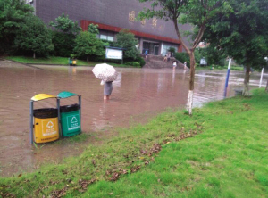 合川突降暴雨 移通学院成水塘
