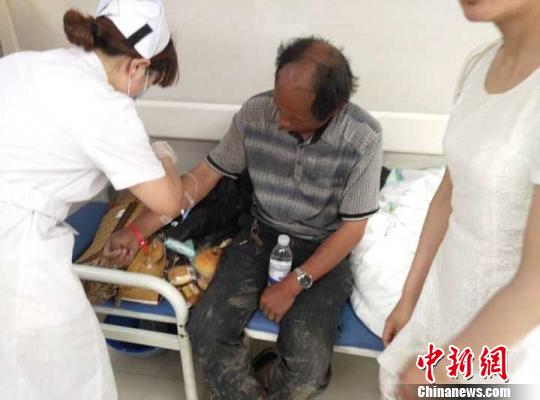 阜宁人民医院内,伤员累累,医护人员依然在忙碌 谷华 摄
