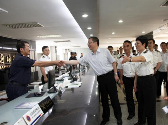 胡伟在黄埔海关调研(图)