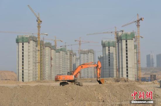 资料图:一处房地产项目破土动工。 中新社记者 韦亮 摄