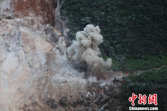 广西平乐山体坍塌7人失联4天 现场救援难度大