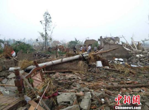 6月23日，江苏省盐城市阜宁县突遭强冰雹、龙卷风双重灾害袭击，图为受灾现场。 谷华 摄