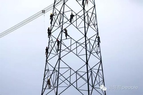 救援人员抢修电路。