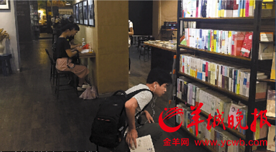 每天晚上都有读者来到24小时书店