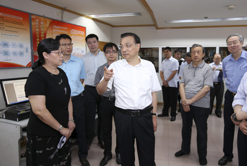 李克强考察央行:人民币汇率形成机制改革成效