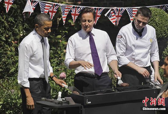 资料图片：美国总统奥巴马和英国首相卡梅伦携夫人在唐宁街10号举行了烧烤餐会。