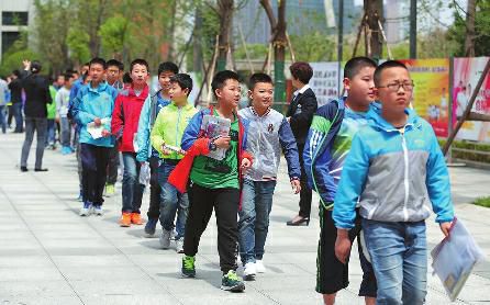 义务教育阶段学生 结合户籍划片就近入学|入学|义务|学生_新浪新闻