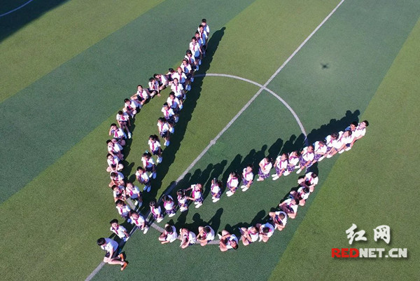 衡阳小学创意毕业照炫酷吸睛 网友:不输大学生