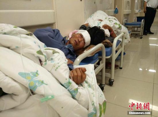 图为伤员在阜宁县各大医院接受治疗。中新网记者 谷华 摄