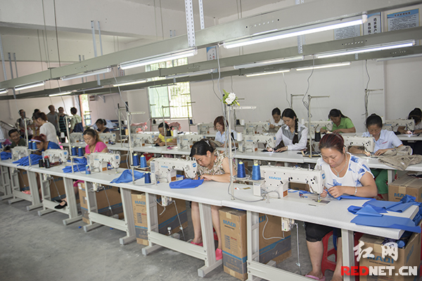 溪数十名留守儿童母亲返乡 村里办起服装厂|留