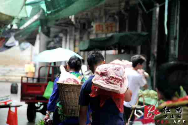 龙山里耶灾后第一次开市 货源充足价格稳定(图